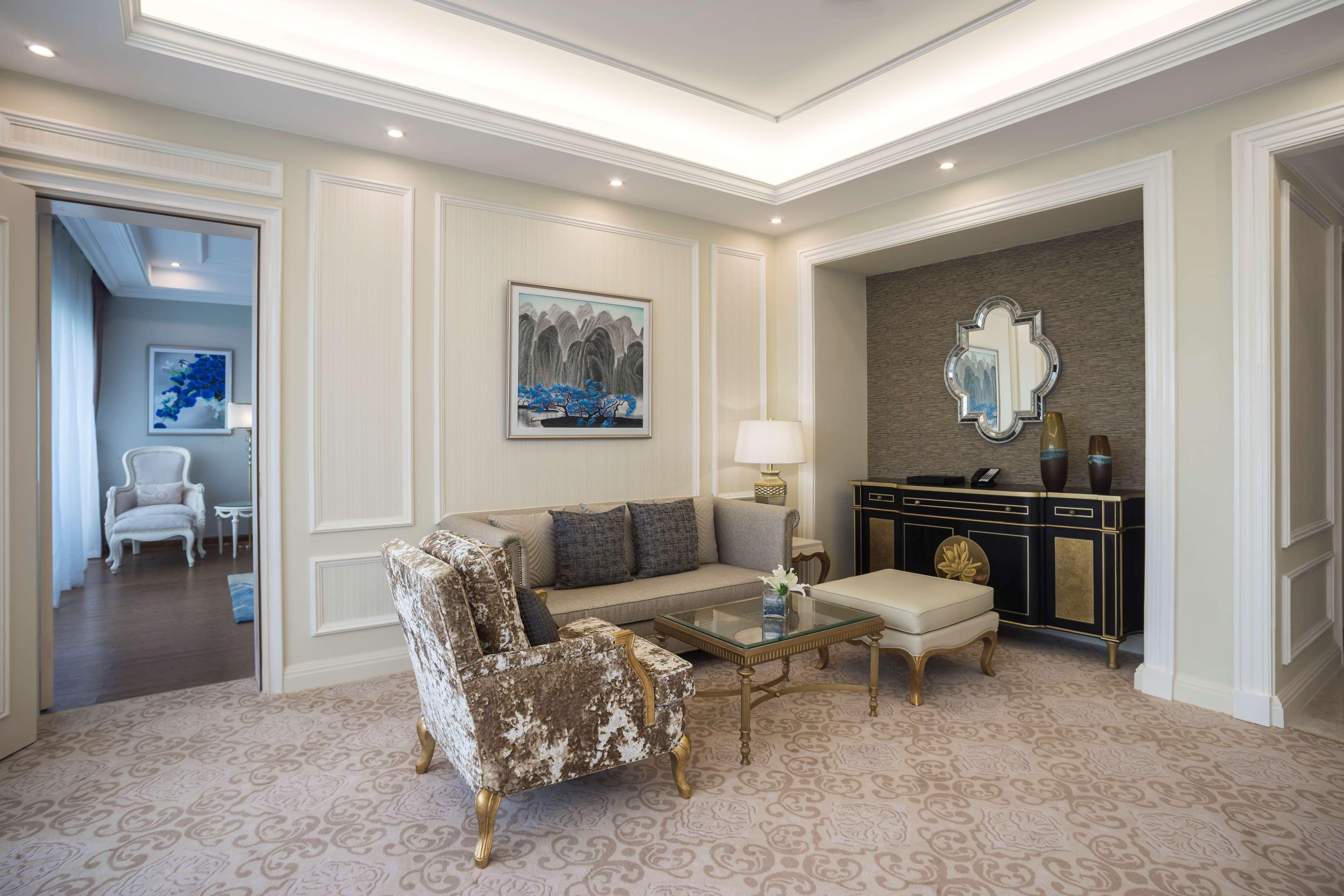 Radisson Blu Resort Phú Quốc Eksteriør billede A living room in a suite at the Ritz-Carlton, Singapore