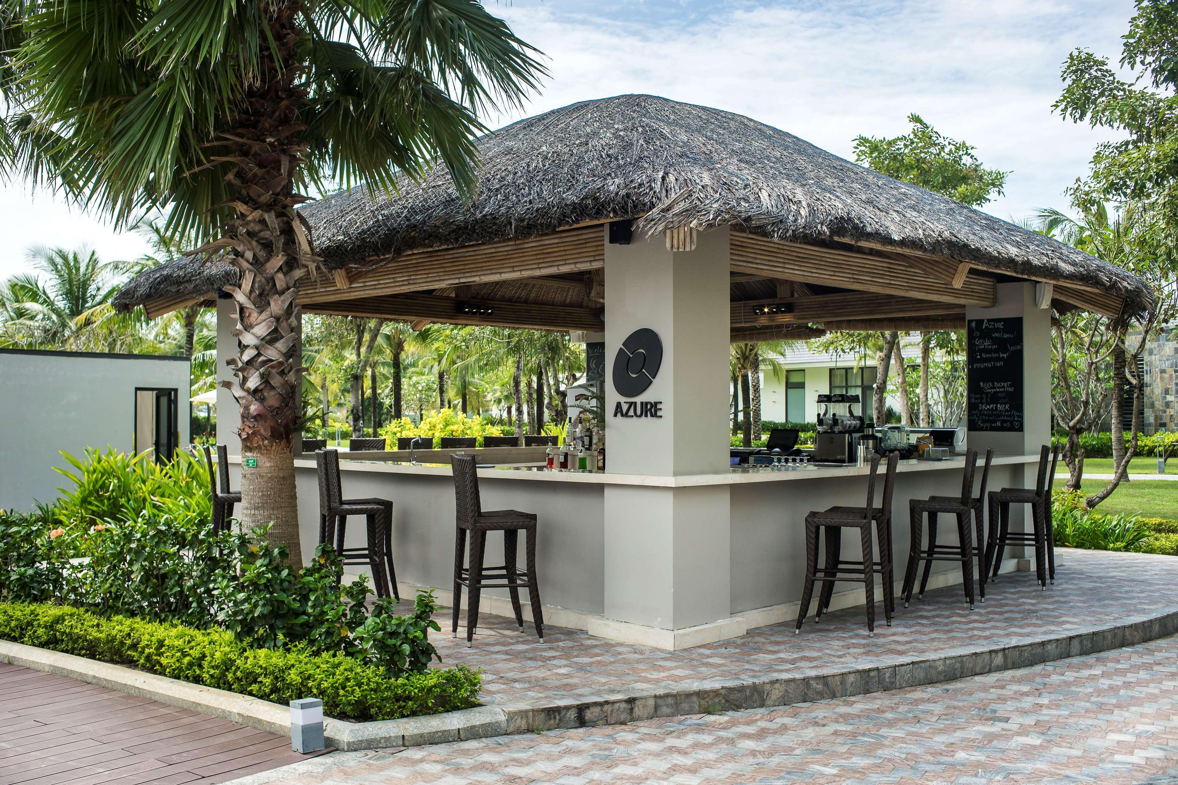 Radisson Blu Resort Phú Quốc Eksteriør billede A bar at a resort
