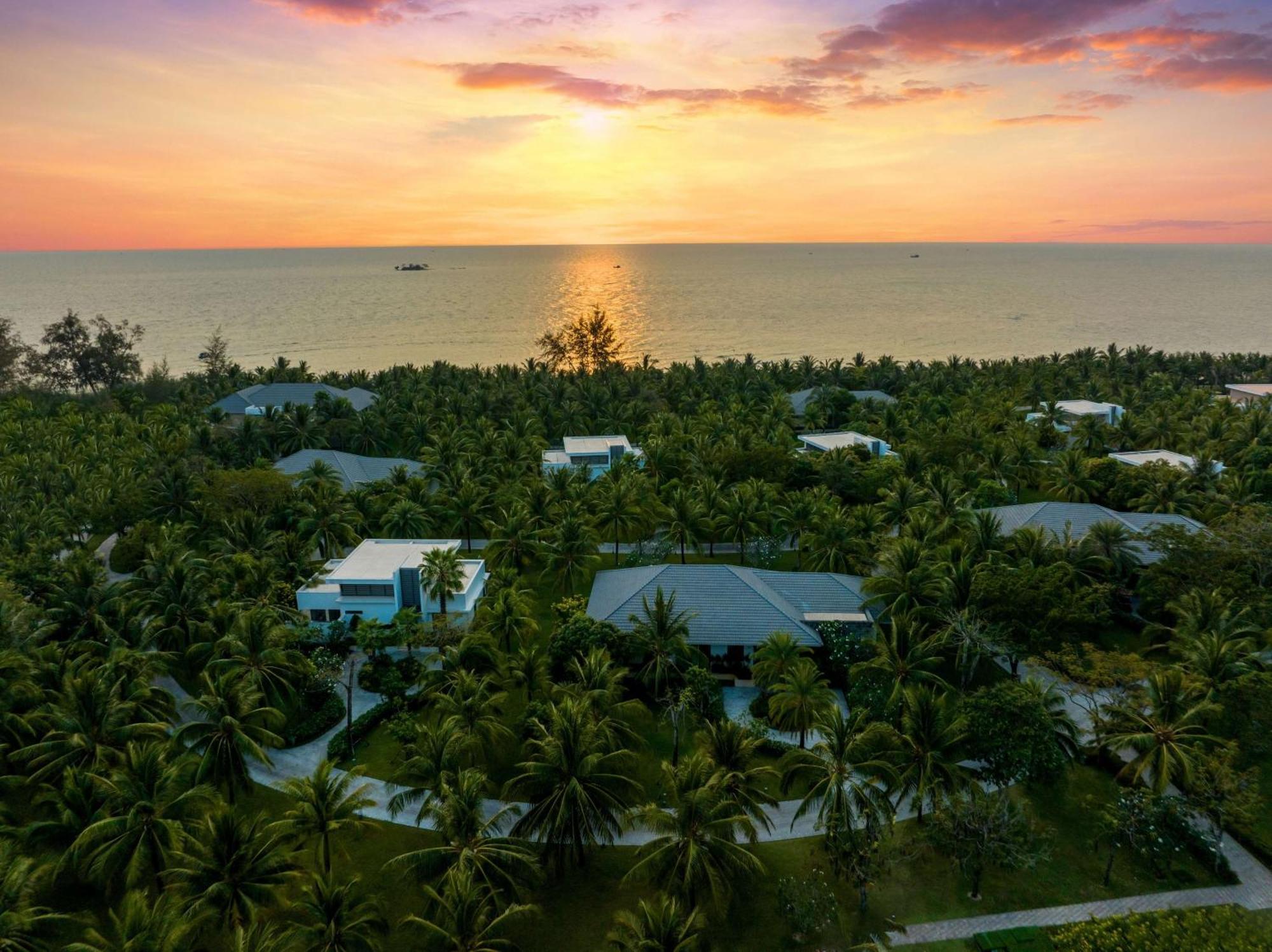 Radisson Blu Resort Phú Quốc Eksteriør billede Sunset over the island