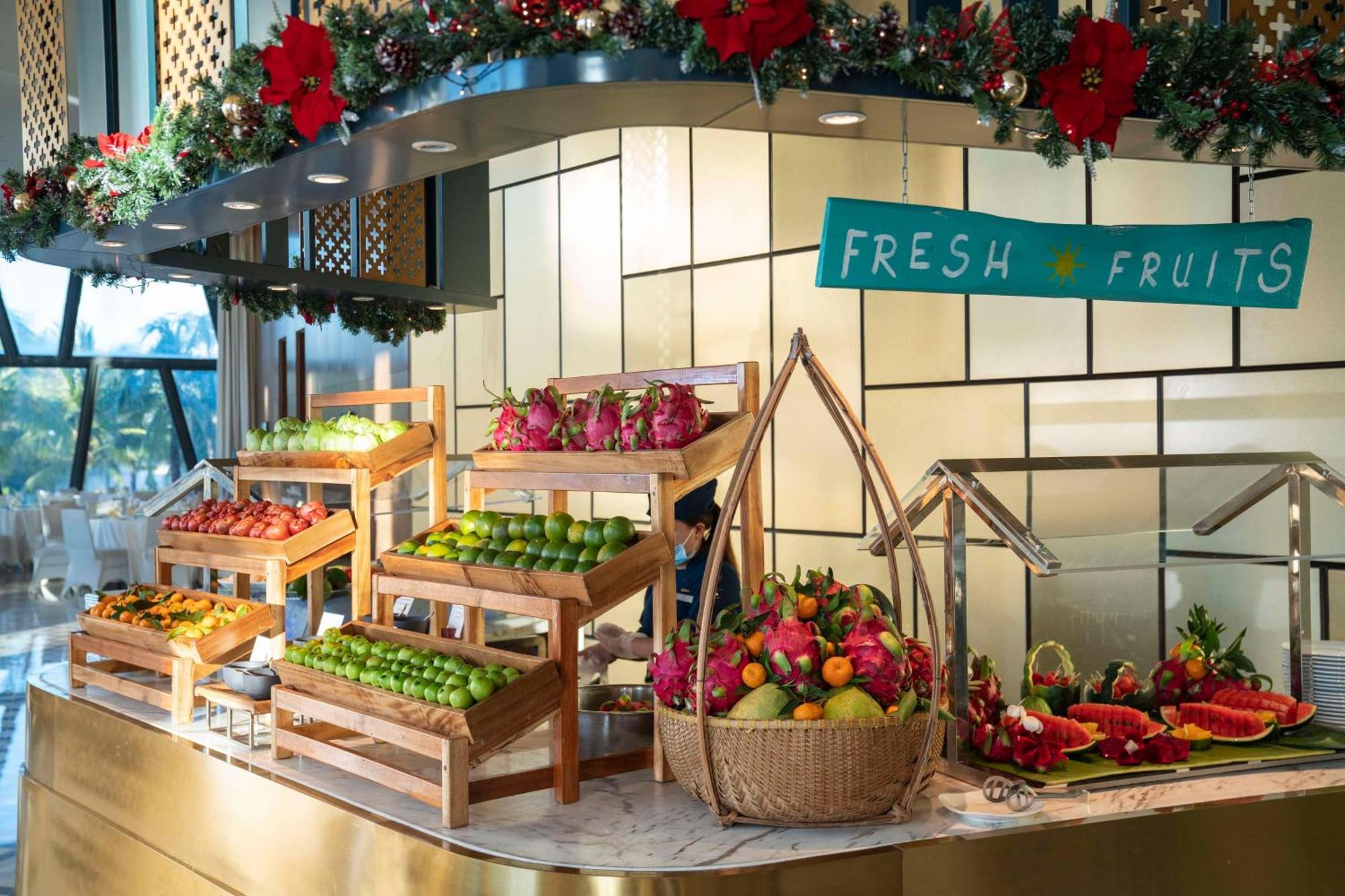 Radisson Blu Resort Phú Quốc Eksteriør billede A fruit display at a buffet