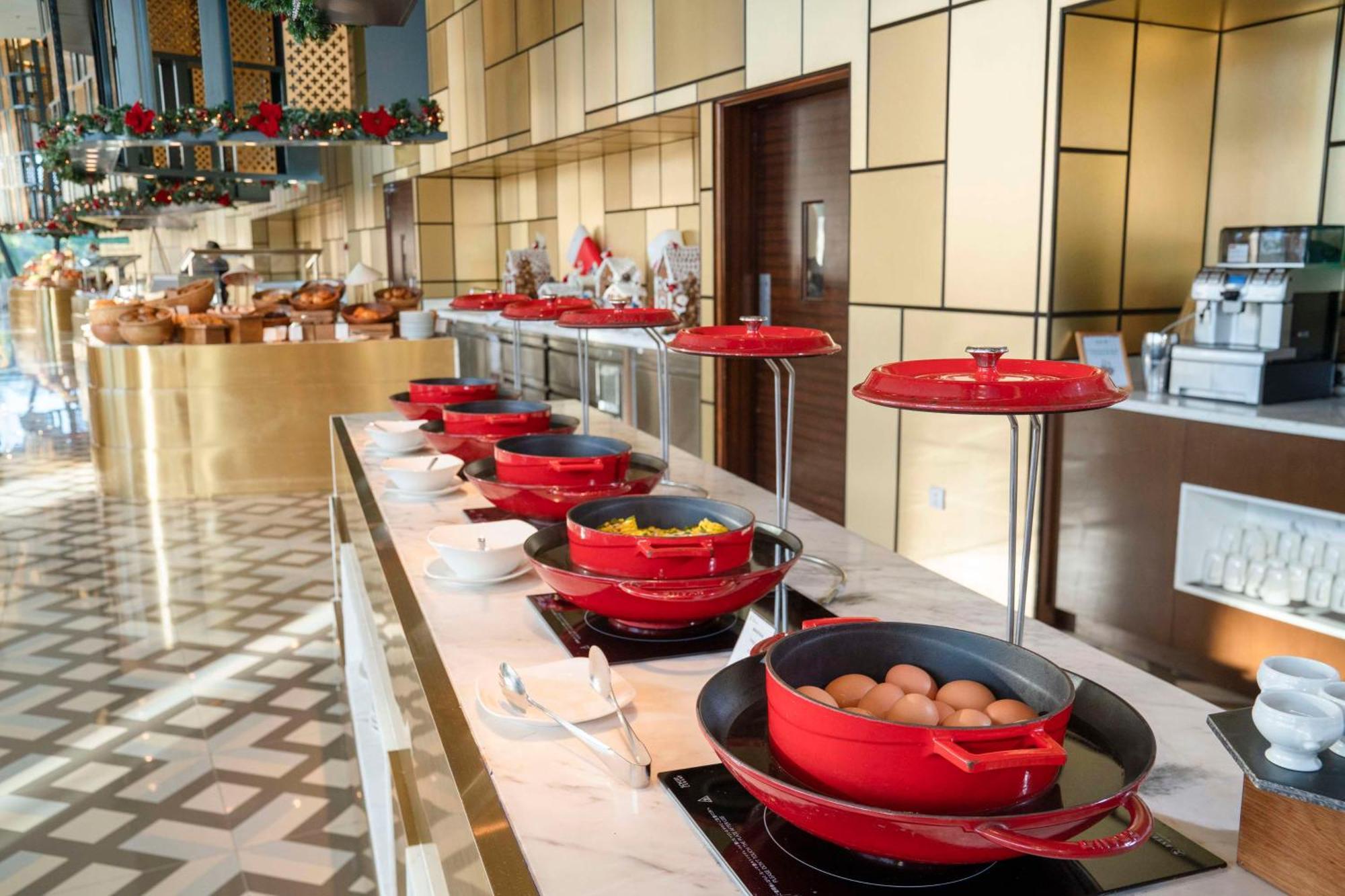 Radisson Blu Resort Phú Quốc Eksteriør billede A buffet at a hotel
