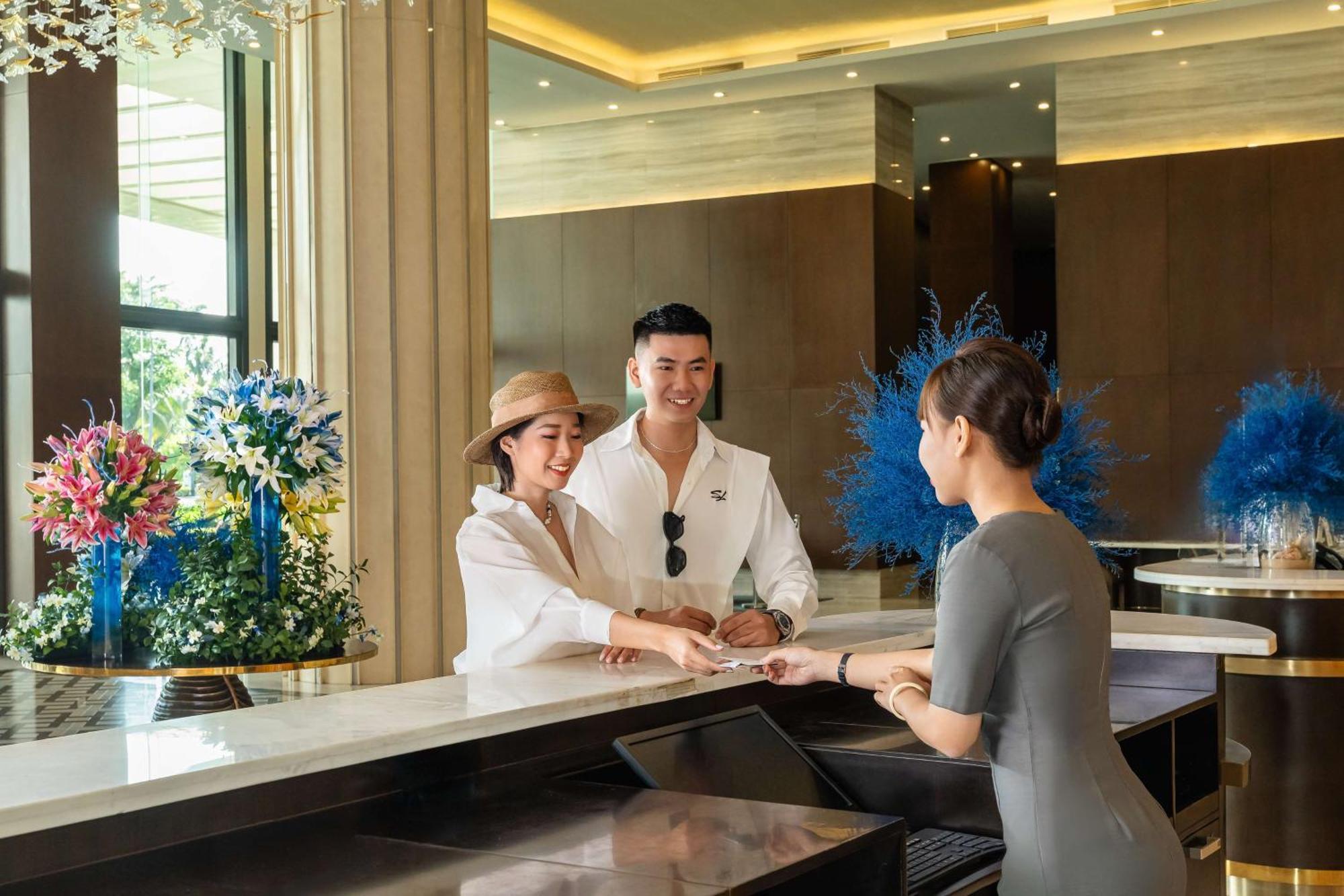 Radisson Blu Resort Phú Quốc Eksteriør billede A hotel receptionist